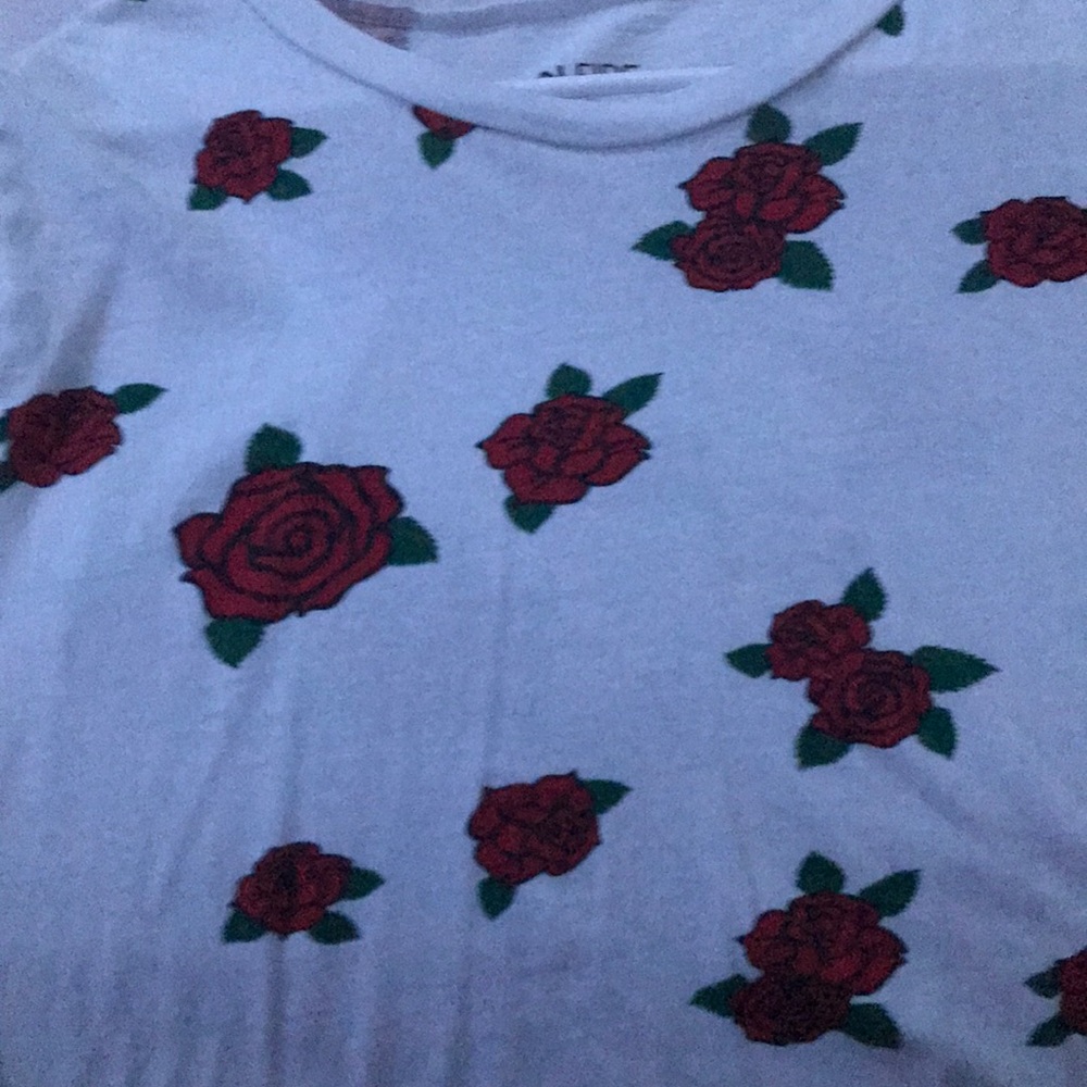 A cute rose shirt - Picture 2 of 2